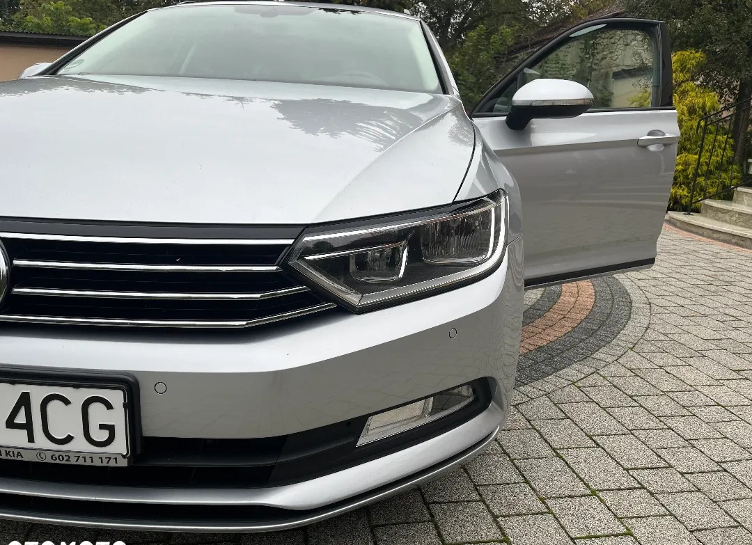 Volkswagen Passat cena 71900 przebieg: 124737, rok produkcji 2020 z Częstochowa małe 596